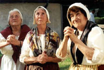 Bild zeigt Dorffest 1999: drei ältere Damen in Kostümen